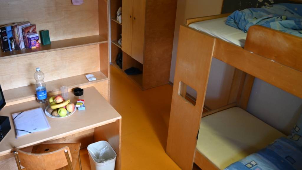 Auf engem Raum leben in der Justizvollzugsanstalt Grosshof in Kriens Häftlinge zusammen. Ein Ausbau der Zahl der Vollzugsplätze und weitere von der Regierung vorgeschlagene Massnahmen sollen Entlastung bringen.