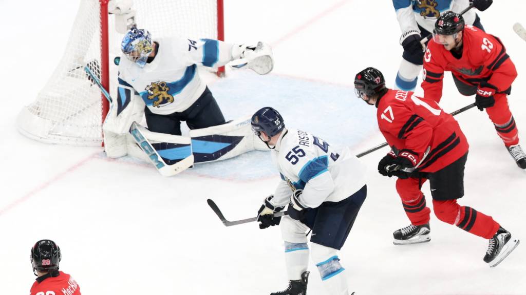 Das Siegtor in der letzten Minute: Nathan MacKinnon (unten mit Nr. 29) bezwingt Finnlands Goalie Juuse Saros aus spitzem Winkel zum 3:2