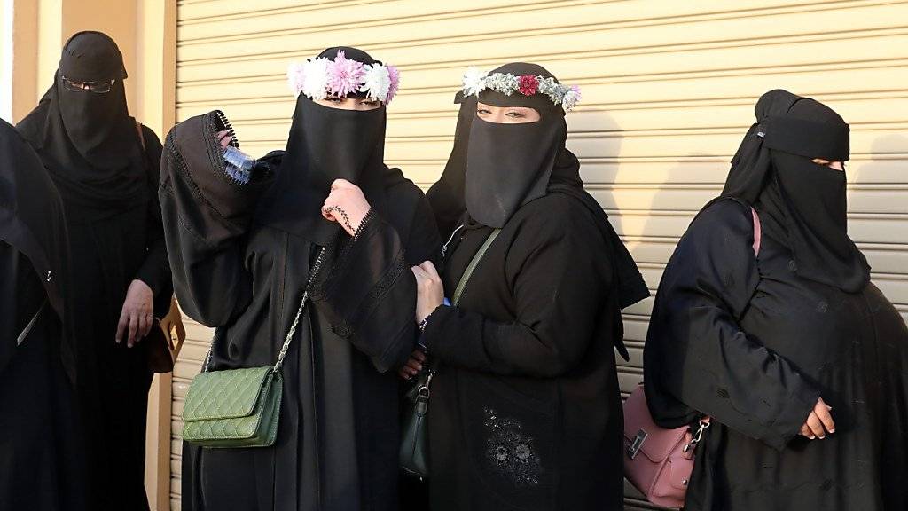 Saudi-arabische Frauen sollen laut Kronprinz Mohammed bin Salman wählen dürfen, welche «dezente und respektvolle Kleidung» sie tragen wollen.
