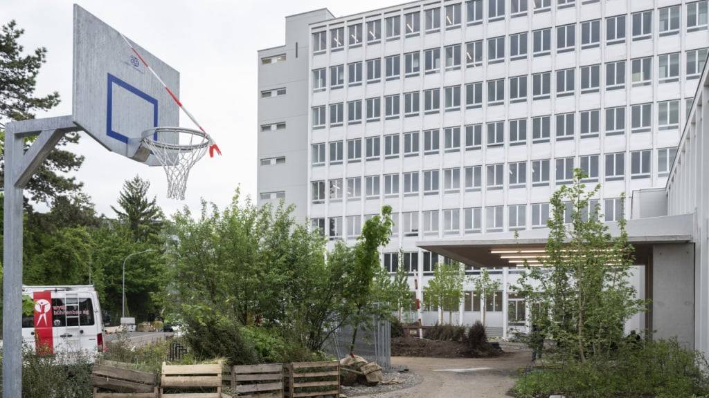 Sek-Schülerinnen und -schüler sollen künftig am Morgen später in die Schule gehen, findet das Stadtzürcher Parlament. Im Bild das neue Schulhaus Brunnenhof. (Archivbild)