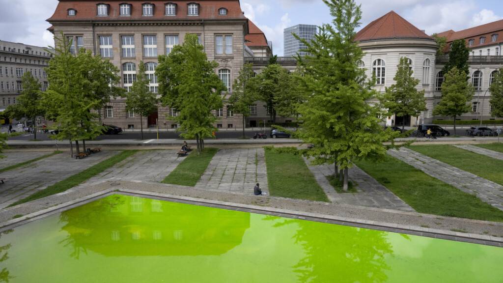 Aktivisten der Protestbewegung «Extinction Rebellion» haben den Mauerbrunnen im Invalidenpark vor dem Wirtschaftsministerium grün gefärbt. Foto: Christophe Gateau/dpa