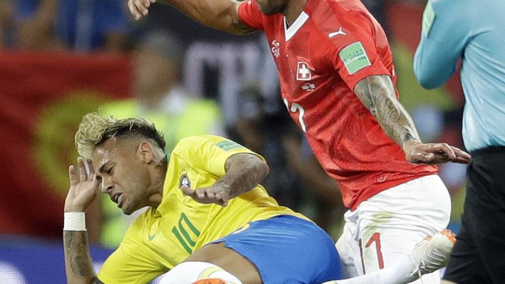 Einer von vielen harten Zweikämpfen zwischen Behrami (rechts) und Neymar