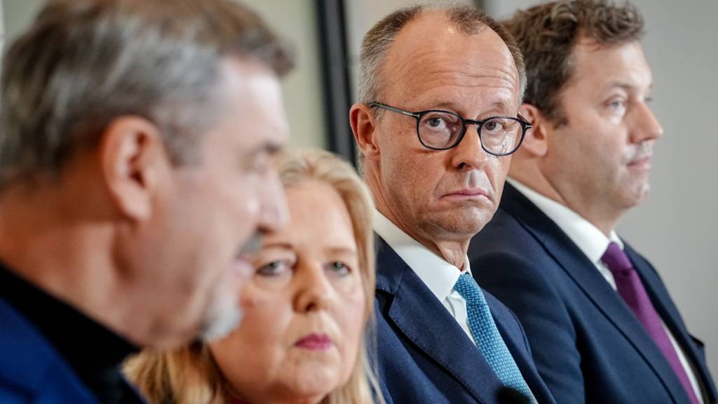 ARCHIV - Markus Söder (l-r), Bärbel Bas (SPD), Bundeskanzler Friedrich Merz (CDU) und Lars Klingbeil (SPD) geben eine Pressekonferenz. Foto: Kay Nietfeld/dpa
