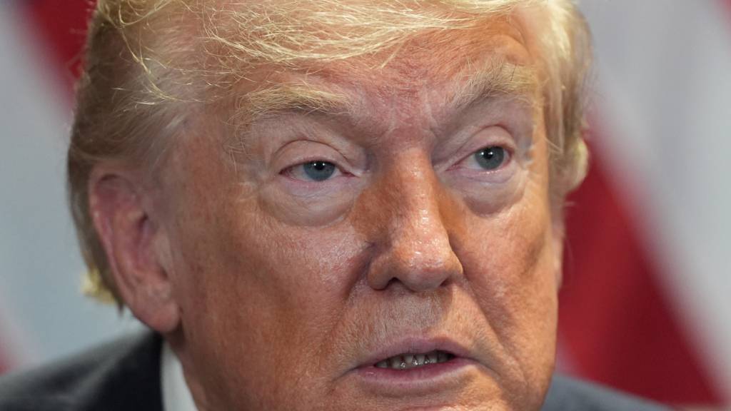 ARCHIV - US-Präsident Donald Trump trifft sich am Rande des Nato-Treffens im Präsidentenpalast Bestepe mit Nato-Generalsekretär Rutte. Foto: Alex Brandon/AP/dpa
