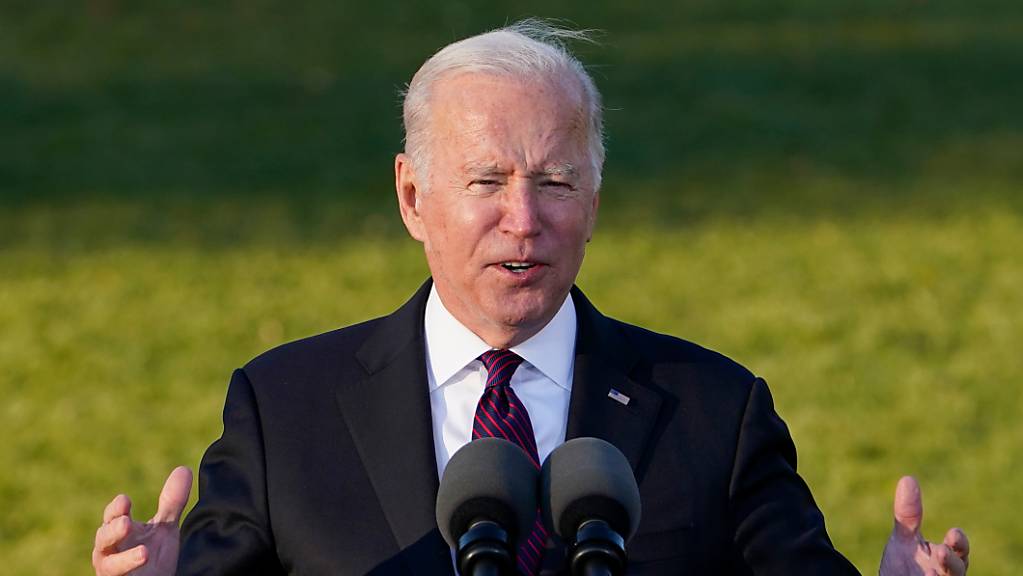 Joe Biden spricht vor der Unterzeichnung des Infrastrukturgesetzes während einer Zeremonie auf dem South Lawn des Weißen Hauses.