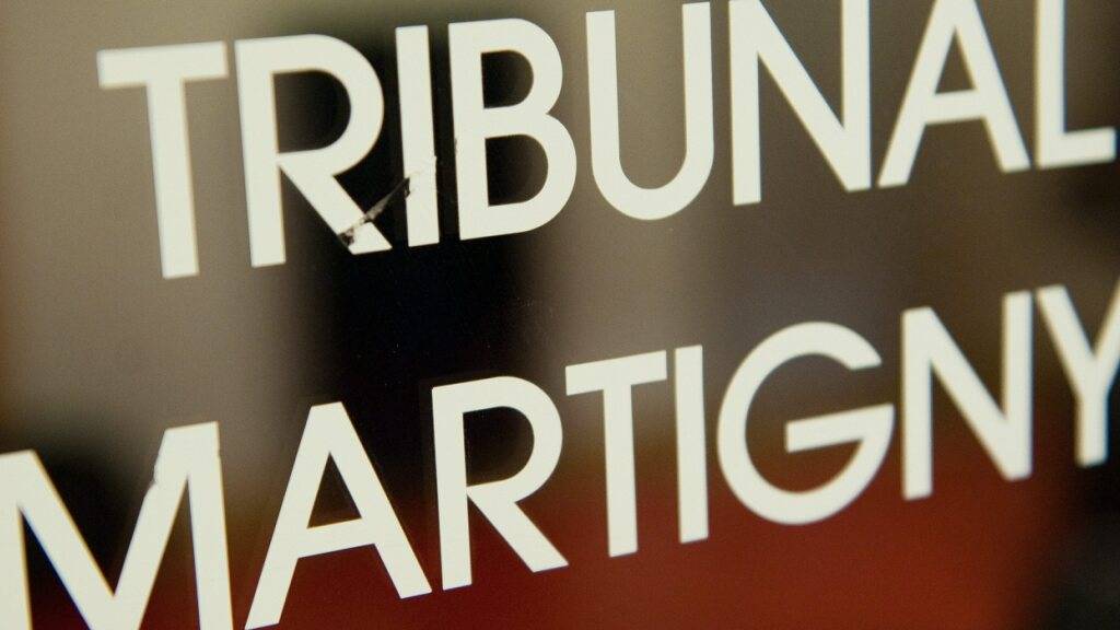 Ehefrau mit Stockschlägen schwer verletzt: Das Bezirksgericht in Martigny verurteilte einen Afghanen wegen versuchten Mordes zu zehn Jahren Gefängnis. (Archivbild)