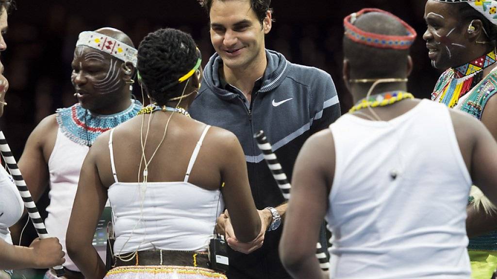 Roger Federer mit afrikanischen Gästen