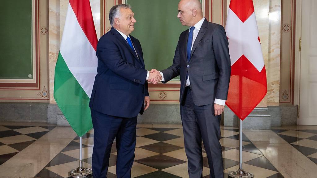 Handshake in Bern: Viktor Orban (links) und Bundespräsident Alain Berset. Ungarn wird in der zweiten Hälfte des Jahres 2024 die EU-Ratspräsidentschaft übernehmen.