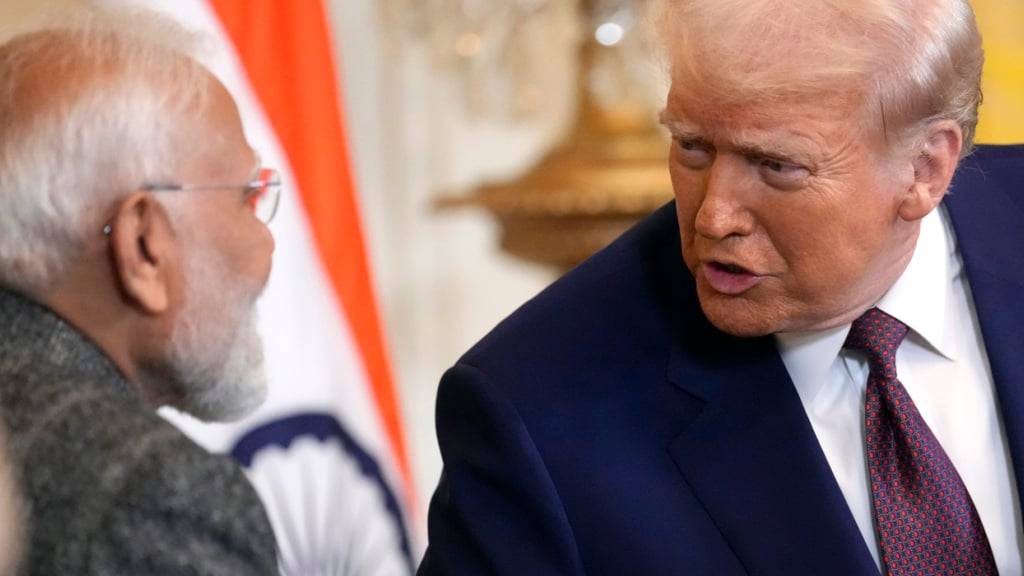 ARCHIV - US-Präsident Donald Trump (r) spricht mit dem indischen Premierminister Narendra Modi während einer Pressekonferenz im East Room des Weißen Hauses. Foto: Ben Curtis/AP/dpa