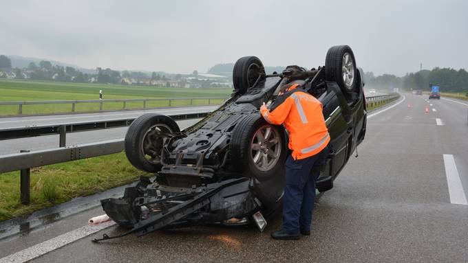 Auto rast in Leitplanke und landet auf Dach