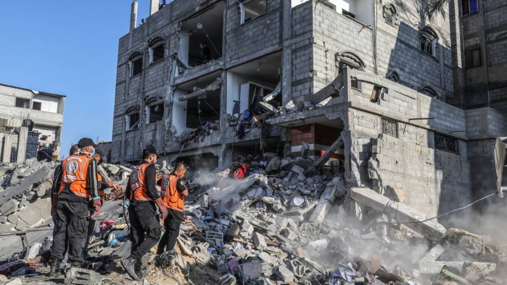 Mitglieder des Zivilschutzes führen Such- und Rettungsmaßnahmen in den Trümmern eines Wohnhauses im Gazastreifen durch. Foto: Abed Rahim Khatib/dpa