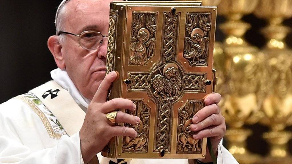 Er hat in der katholischen Kirche das letzte Wort: Papst Franziskus (in einer Aufnahme von Ostern in der Peterskirche).