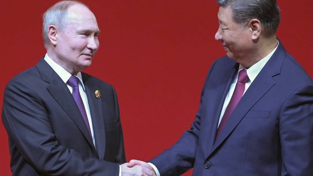 Chinas Präsident Xi Jingping (rechts) gilt als wichtiger Partner von Russlands Präsident Wladimir Putin. (Archivbild)