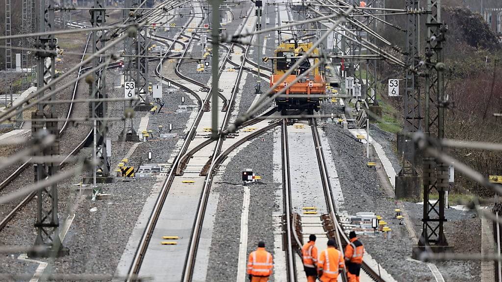 Über den Abschnitt der Riedbahn in Deutschland fahren täglich rund 360 Züge, darunter die ICE aus der Schweiz und aus Stuttgart nach Köln, Hamburg und Berlin - und in Gegenrichtung. (Archivbild)