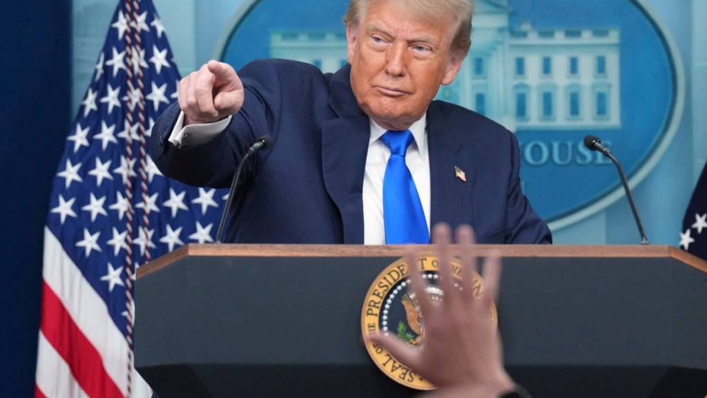 Präsident Donald Trump zeigt auf einen Reporter während eines Briefings mit den Medien im Weißen Haus in Washington. Foto: Jacquelyn Martin/AP/dpa