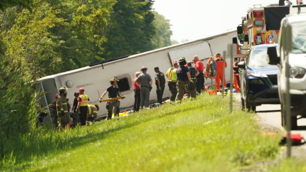 Rettungskräfte arbeiten an der Bergung der Opfer nach dem Unfall eines Reisebusses. Foto: Libby March/Buffalo News/AP/dpa