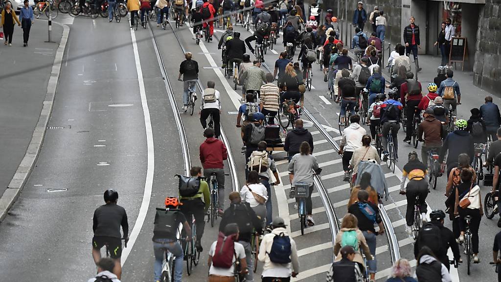 Die Critical Mass darf künftig nicht mehr ohne Bewilligung durch Zürich fahren. (Archivbild)