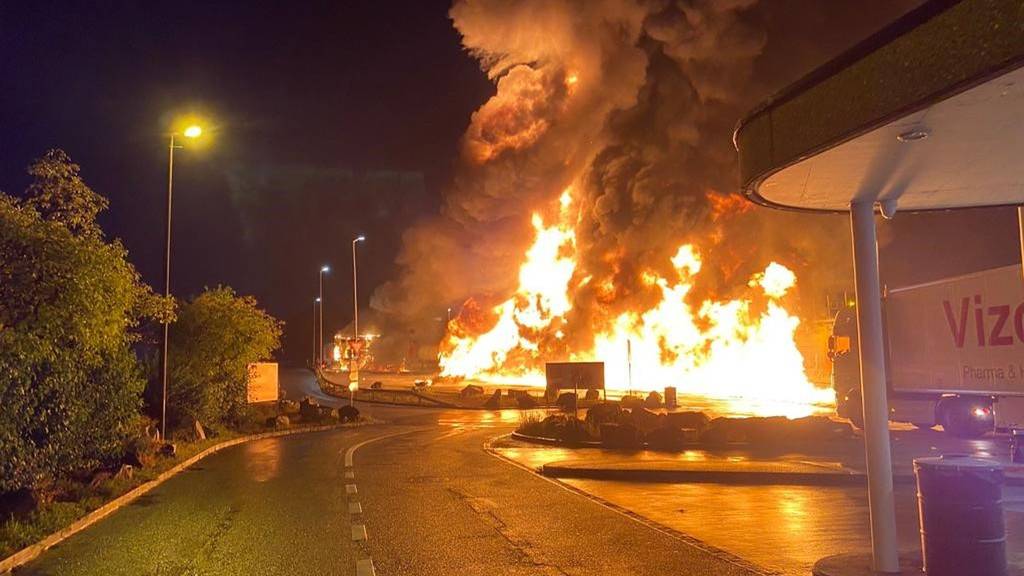 Zwei Lastwagen an Raststätte vollständig ausgebrannt