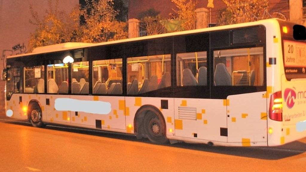Am Bus löste sich während der Fahrt aus unbekannten Gründen eines der beiden linken Hinterrädern.
