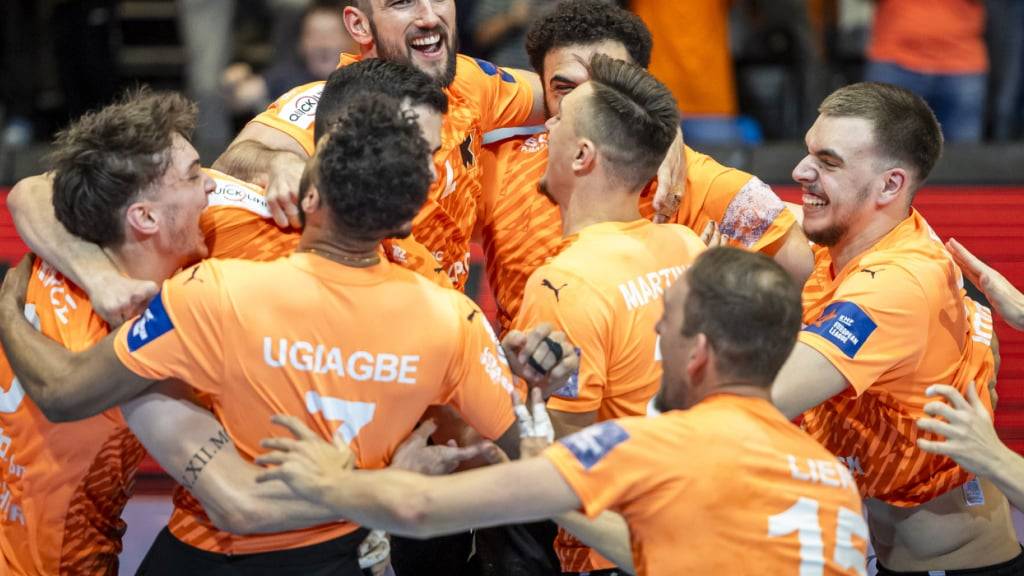 Die Spieler der Kadetten Schaffhausen bejubeln den 15. Meistertitel