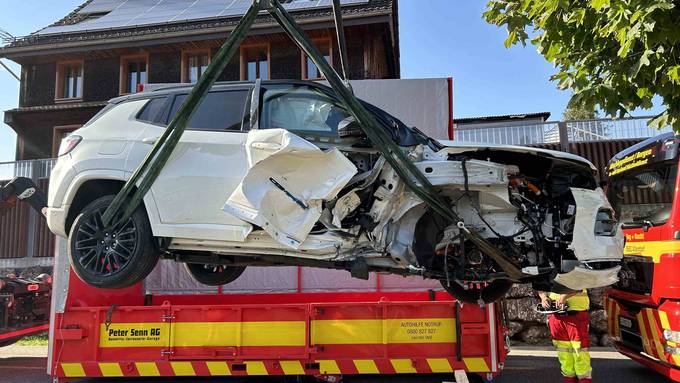 Auto kracht in Stützmauer: Mitfahrerin schwer verletzt im Spital
