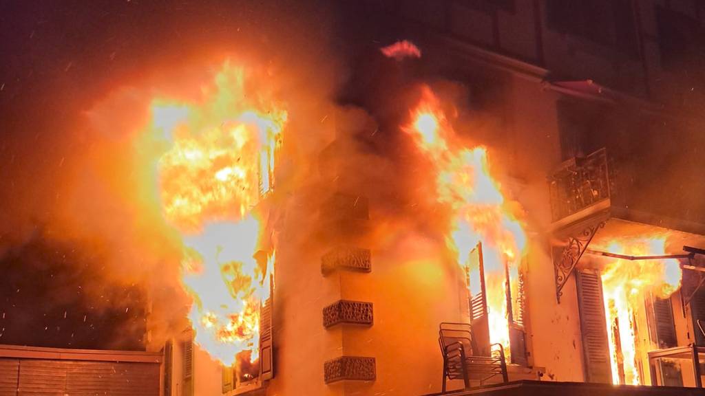 Feuerwehr Burgdorf rückt wegen Brand in Mehrfamilienhaus aus 