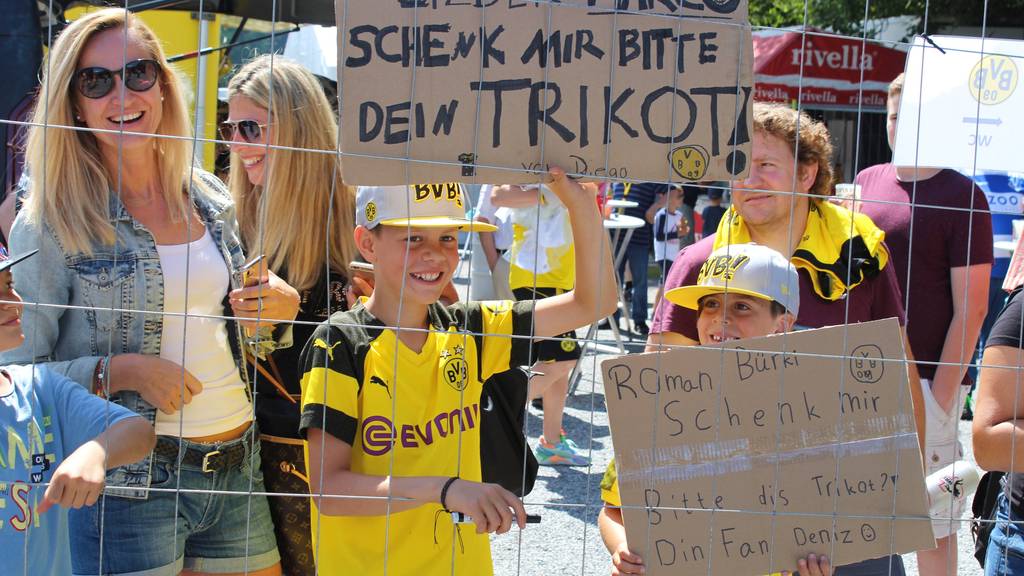 Die Schilder nützten nichts. Die beiden jungen Fans aus Zürich haben kein Trikot erhalten. (Bild: FM1Today/Noémie Bont)