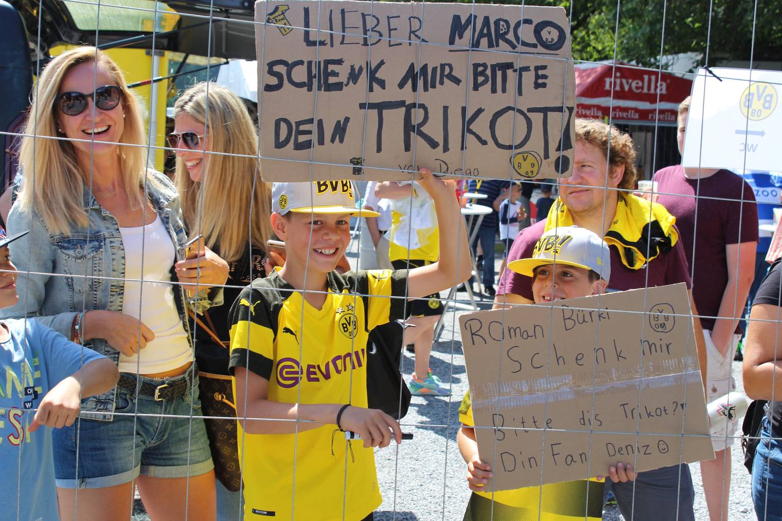 Die Schilder nützten nichts. Die beiden jungen Fans aus Zürich haben kein Trikot erhalten. (Bild: FM1Today/Noémie Bont)