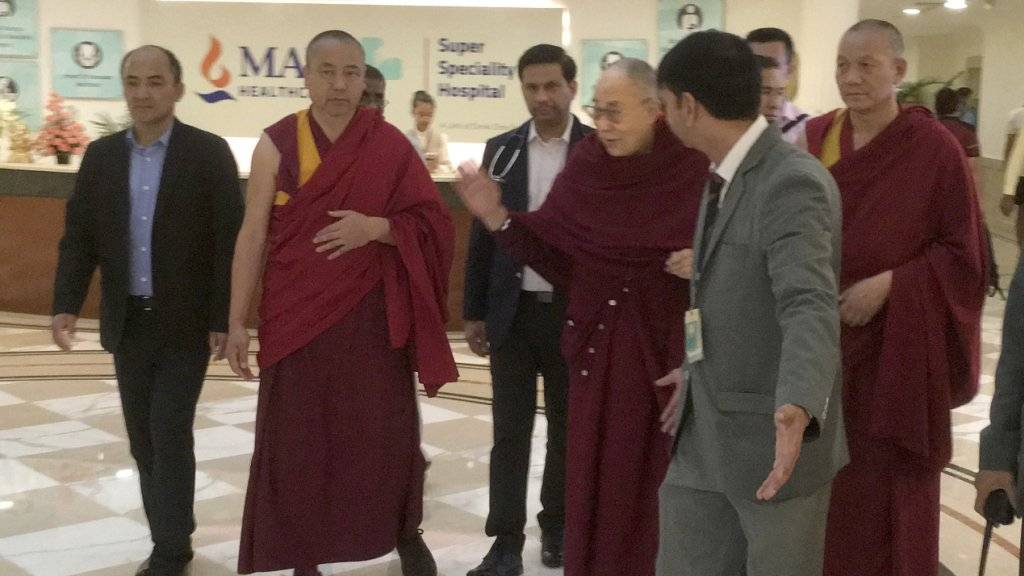 Der Dalai Lama (4.v.l.) verlässt nach dreitägiger Behandlung das Spital in Neu Delhi.