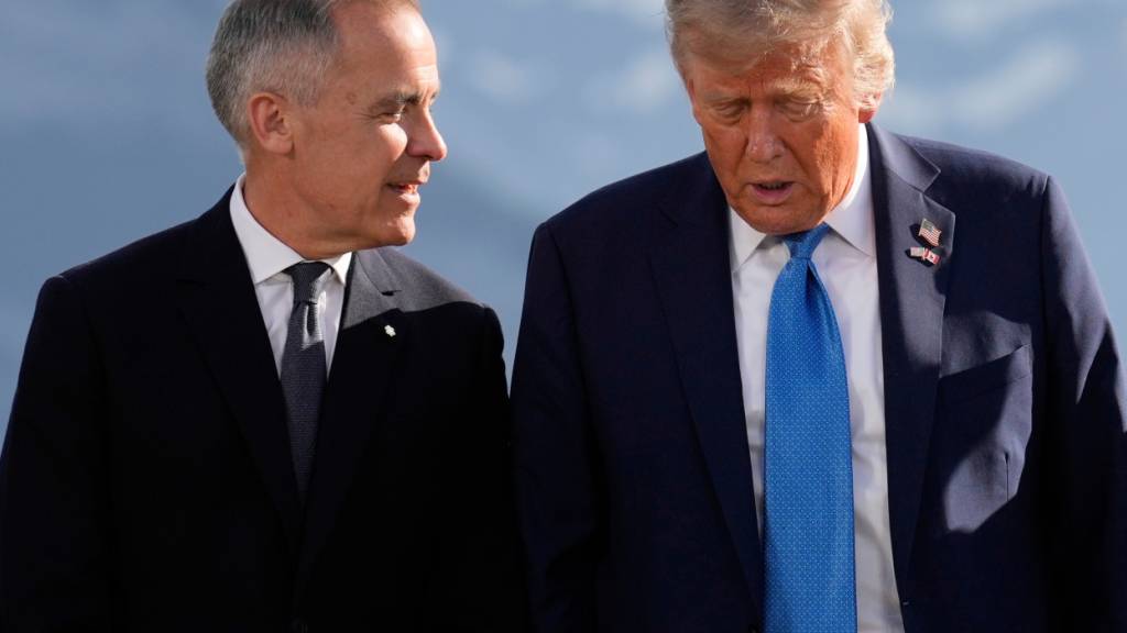US-Präsident Donald Trump (rechts) kündigt an, die Handelsgespräche mit Kanada abzubrechen. Im Bild von vergangenem Juni spricht er mit Kanadas Premierminister Mark Carney. (Archivbild)