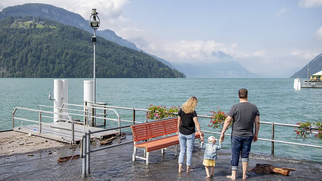 Das Hochwasserpegel des Vierwaldstättersees sinkt, wie hier beim Schiffsanlegeplatz in Brunnen im Kanton Schwyz. Das schöne Wetter trägt dazu bei.