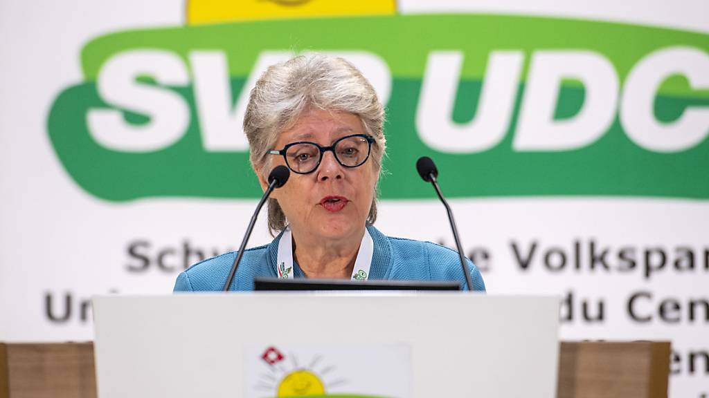 Die scheidende Präsidentin der SVP Luzern, Angela Lüthold, 2022 an einer Delegiertenversammlung der SVP Schweiz. (Archivaufnahme)