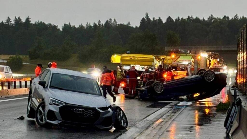 Nach einem Verkehrsunfall am Freitagabend auf der A4 bei Oerlingen (Kleinandelfingen) musste die Autobahn in Richtung Winterthur gesperrt werden.