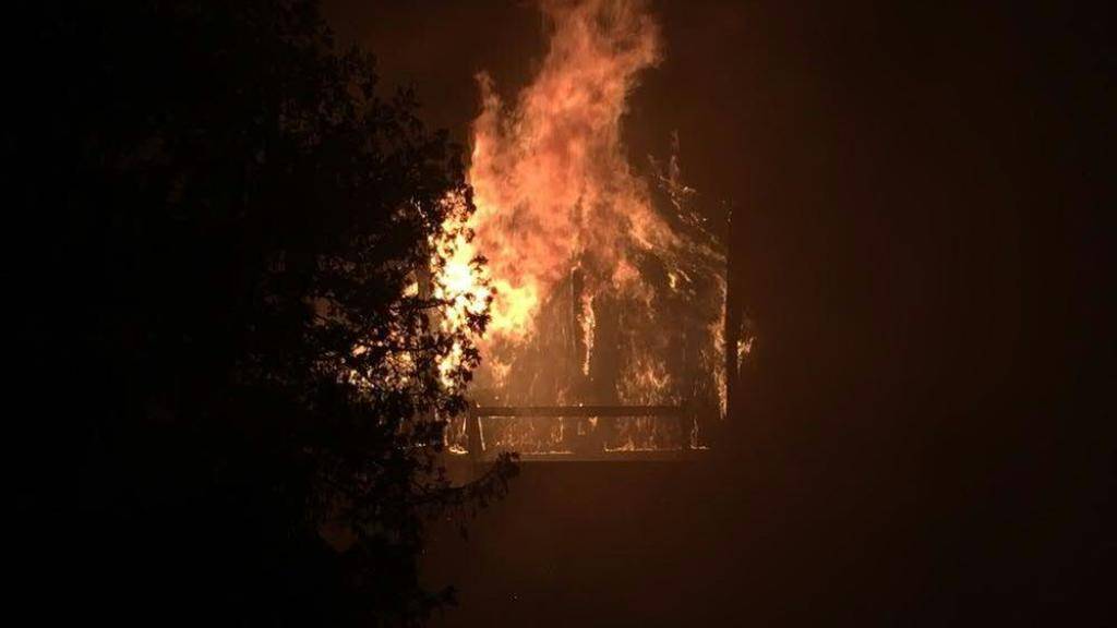 Durch das Feuer wurde das Haus mit drei Wohnungen in Troistorrents VS vollständig zerstört.