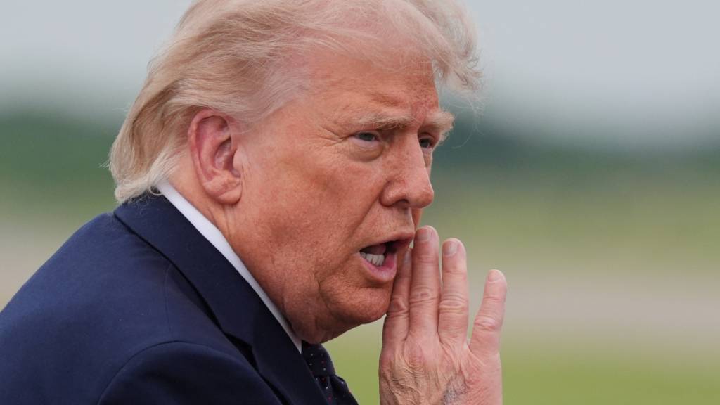 ARCHIV - US-Präsident Donald Trump geht von der Marine One zur der Air Force One auf dem Morristown Airport. Foto: Alex Brandon/AP/dpa