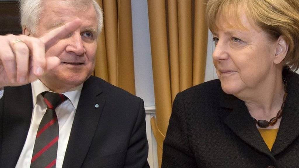 Horst Seehofer und Angela Merkel haben in der Flüchtlingspolitik das Heu nicht auf der gleichen Bühne. (Archivbild)