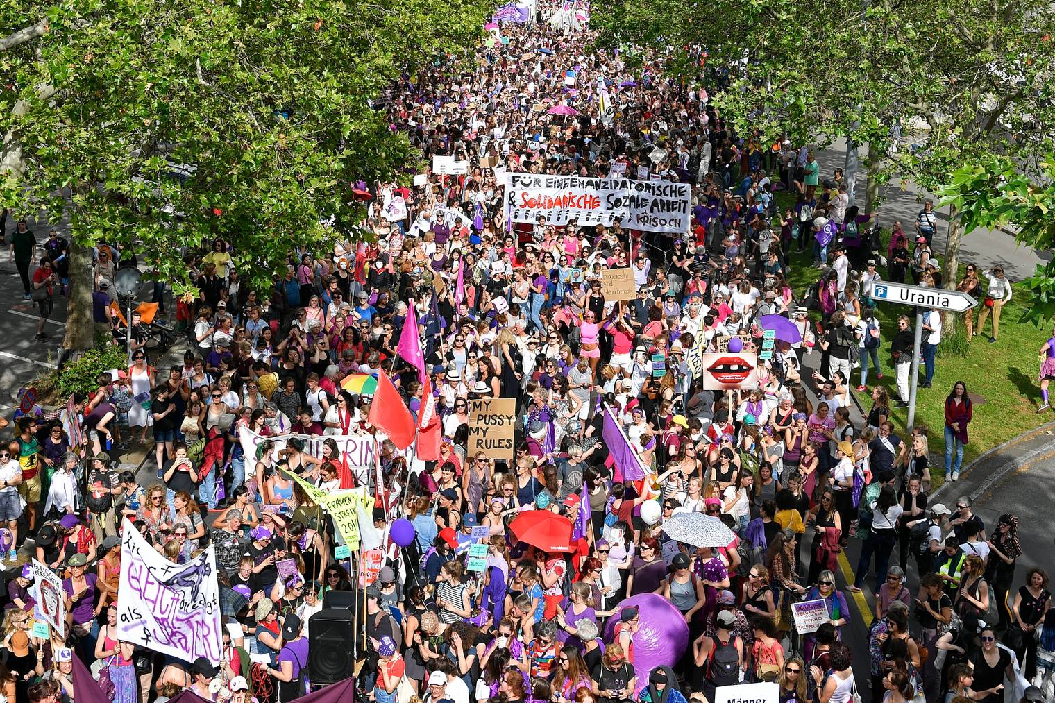 Demonstrationszug am Frauenstreik 2019 in Zürich.