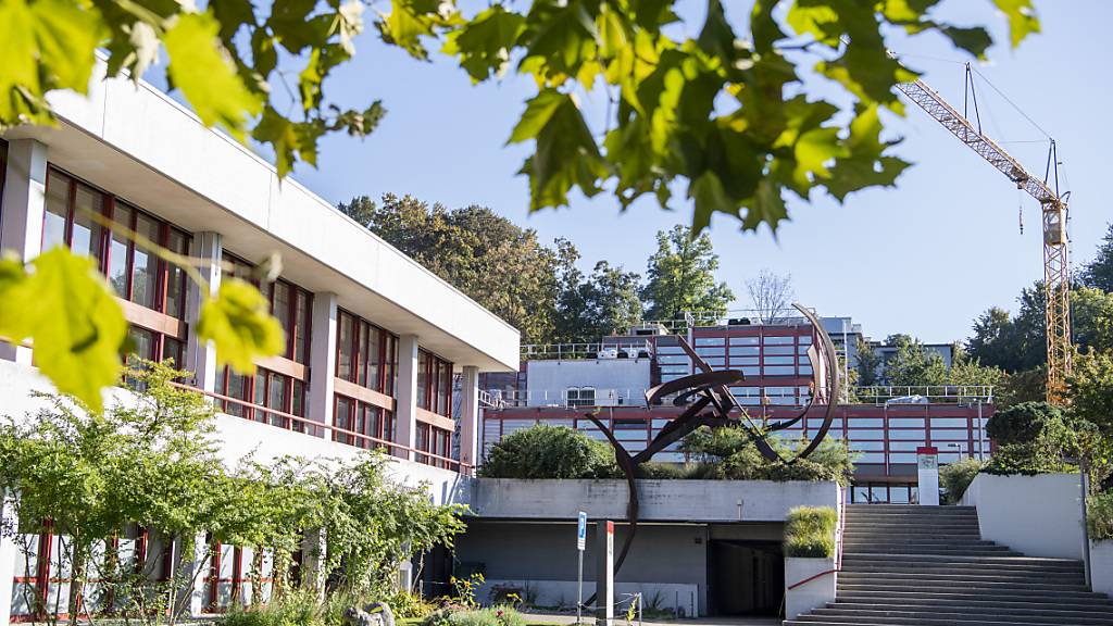 Künftig müssen Zuger Lernende womöglich eine Prüfung absolvieren, damit sie ins Langzeitgymnasium aufgenommen werden. (Archivbild)