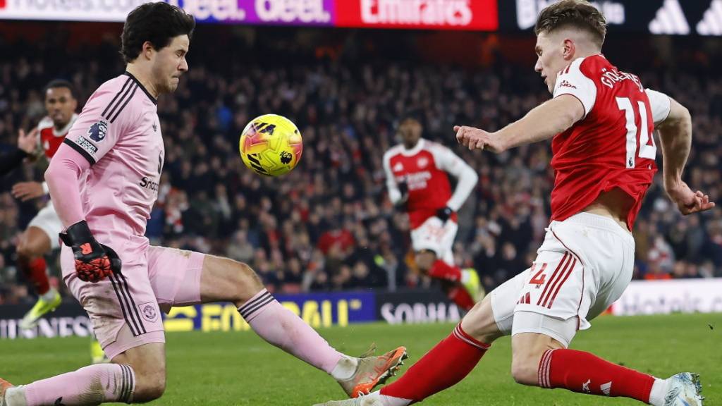 Manchester Uniteds Goalie Senne Lammens ist gegen Viktor Gyökeres zur Stelle