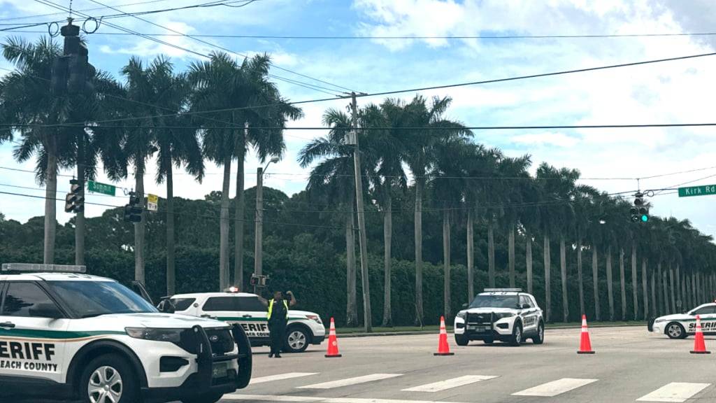 dpatopbilder - Polizei-Fahrzeuge haben in der Nähe des Trump International Golf Clubs eine Kreuzung gesperrt. Foto: Stephanie Matat/AP