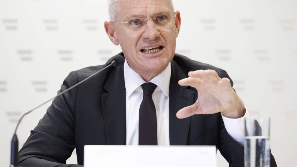 ARCHIV - Gerhard Karner (ÖVP), Innenminister von Österreich, spricht bei einer Pressekonferenz zum Ermittlungsstand anlässlich eines Angriffs mit zehn Todesopfern in einer Schule in Graz. Foto: Erwin Scheriau/APA/dpa