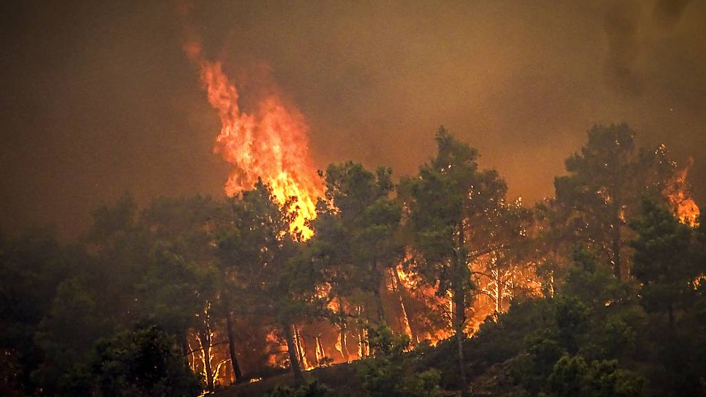 Auf der griechischen Ferieninsel Rhodos wüten derzeit grosse Waldbrände. Die Swiss fliegt die Insel trotzdem planmässig an.