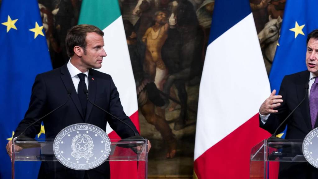 Der italienische Ministerpräsident Giuseppe Conte (rechts) und der französische Präsident Emmanuel Macron (links) haben am Mittwoch über die Flüchtlingskrise und deren Lösung gesprochen.