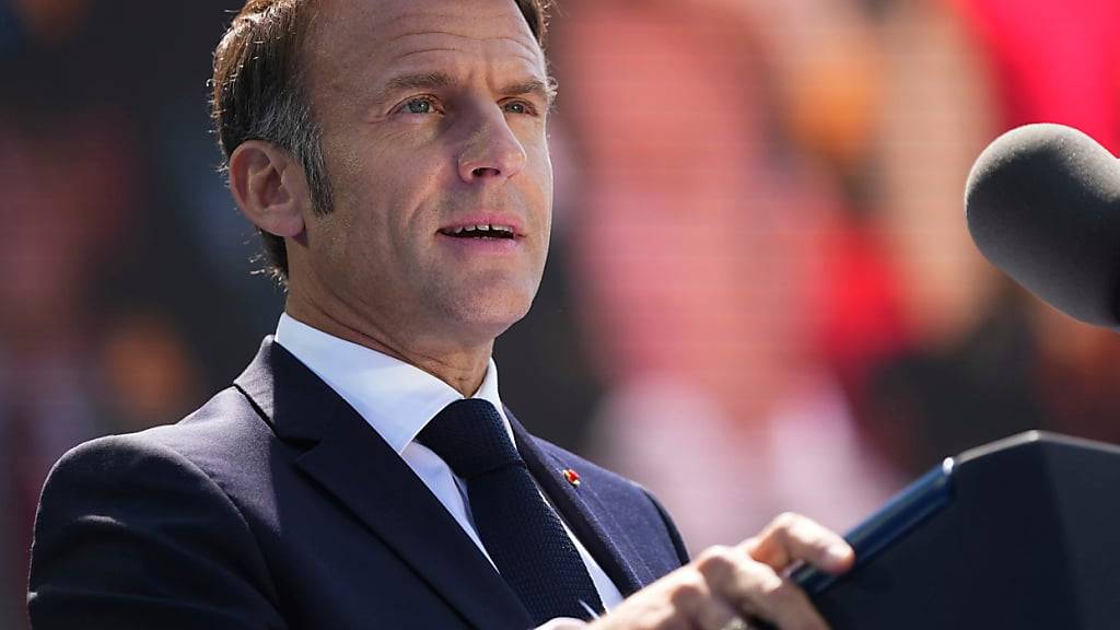 Der französische Präsident Emmanuel Macron hält eine Rede während einer Gedenkveranstaltung zum 80. Jahrestag des D-Day auf dem US-Friedhof in der Normandie. In der Normandie finden verschiedene Veranstaltungen zum offiziellen Gedenken an den 80. Jahrestag der D-Day-Landung am 6. Juni 1944 statt. Foto: Daniel Cole/AP Pool/AP/dpa