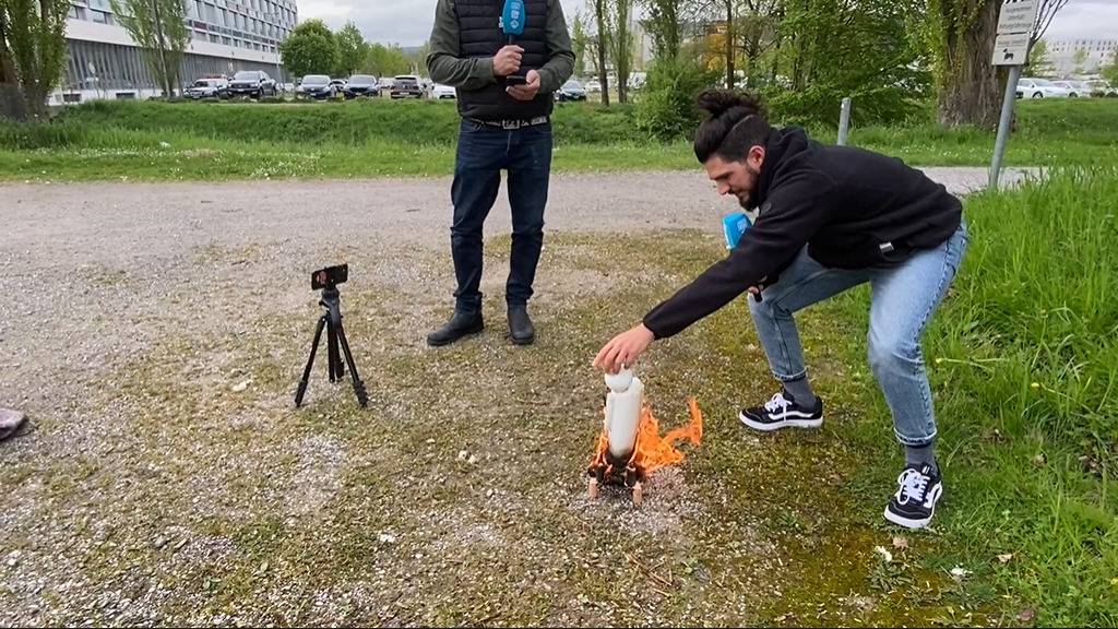Luca Carecci muss Mini-Böögg bauen und zündet ihn dann an