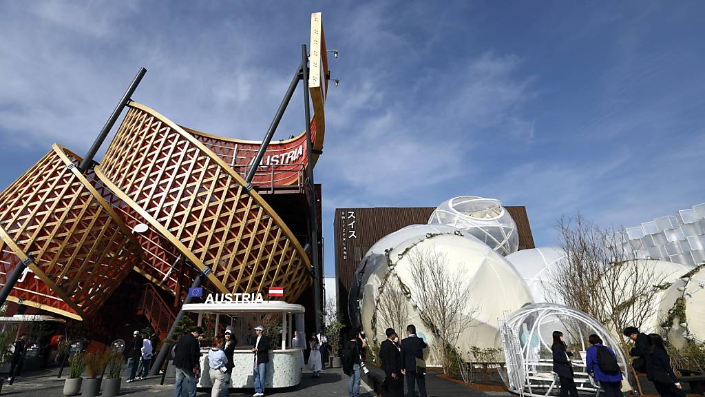 Der Schweizer Pavillon (rechts) besteht aus weissen Kugeln aus einer dünnen und widerstandsfähigen Hülle. (Archivbild)