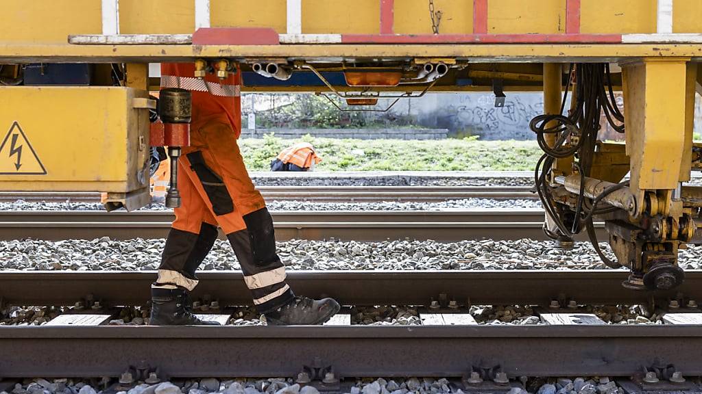 Lokomotive entgleist auf einer Baustelle im Kanton Waadt