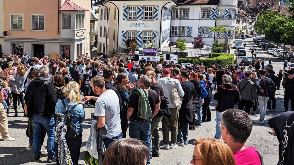 Hunderte versammelten sich zum Protest gegen die Polizei vor dem Schaffhauser Regierungsgebäude.