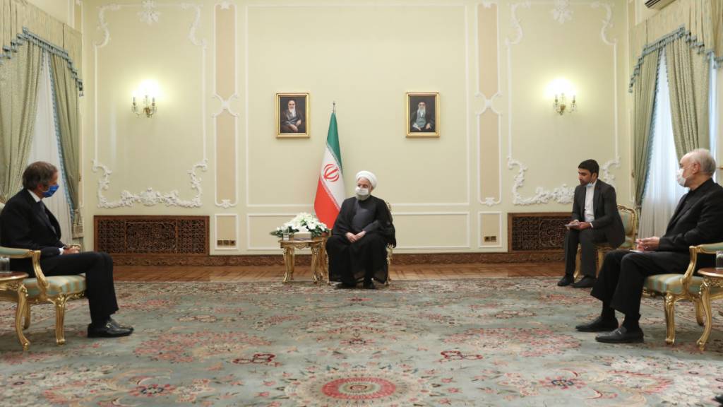 HANDOUT - Hassan Ruhani (2.v.l), Präsident des Iran, nimmt an einem gemeinsamen Treffen mit Rafael Grossi (l), Vorsitzender der Internationalen Atomenergiebehörde IAEA, teil. Foto: -/Iranian Presidency /dpa - ACHTUNG: Nur zur redaktionellen Verwendung und nur mit vollständiger Nennung des vorstehenden Credits