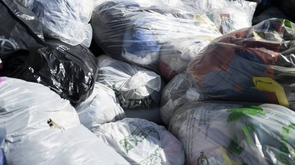 Altkleider können in Winterthur künftig nicht mehr gratis entsorgt werden. (Symbolbild)